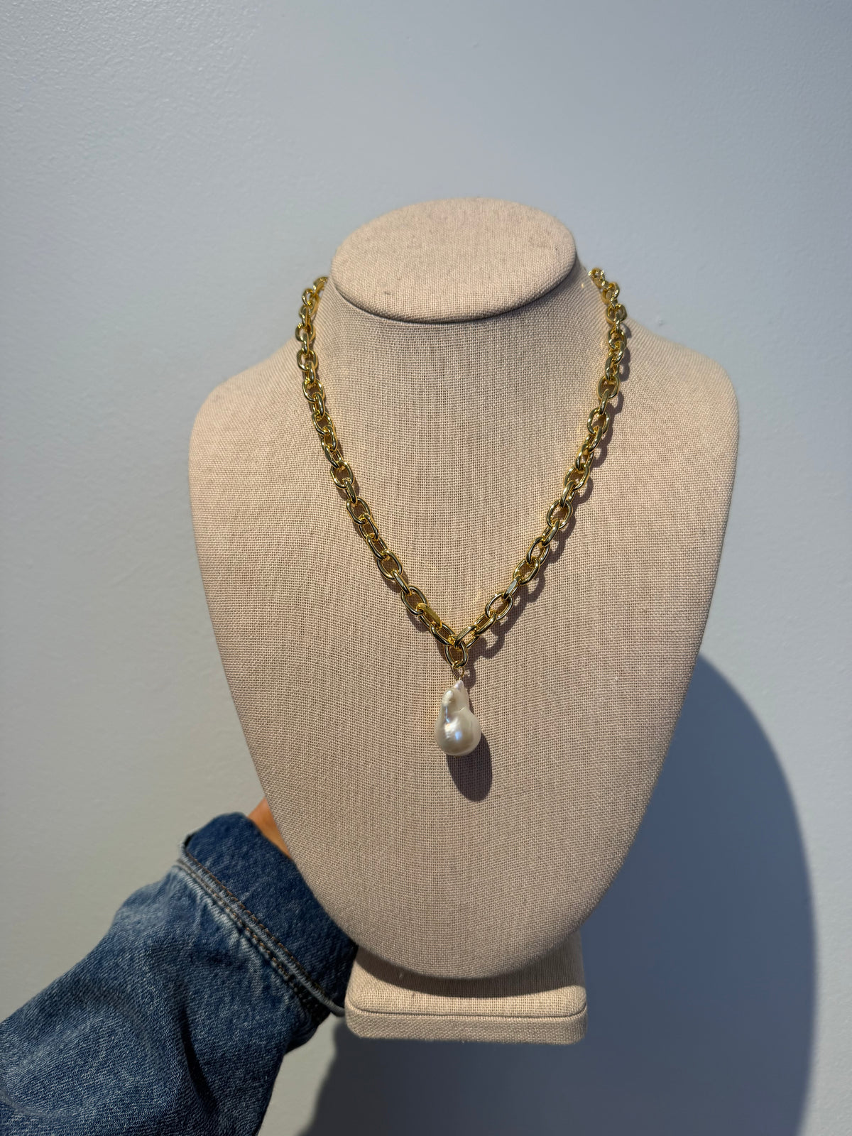 Chain Nekclace with Baroque Pearl Charm by Charzie Jewlery