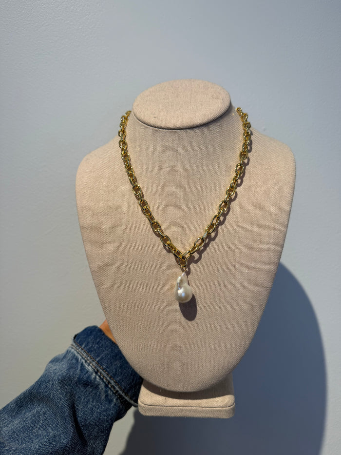 Chain Nekclace with Baroque Pearl Charm by Charzie Jewlery